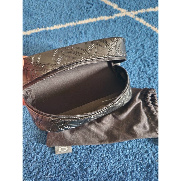 Oakley Soft Case Faux Leather Zip Up Glasses Case with Pouch - Picture 5 of 6